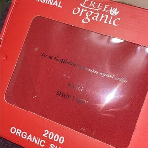 NWT KING SIZE SHEET SET / 1 flat,1 fitted & 2 Pillow Cases